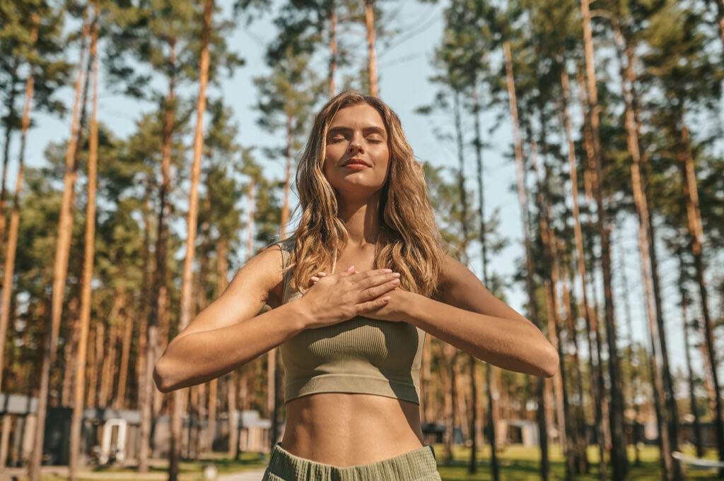 Mujer practicando respiración consciente al aire libre